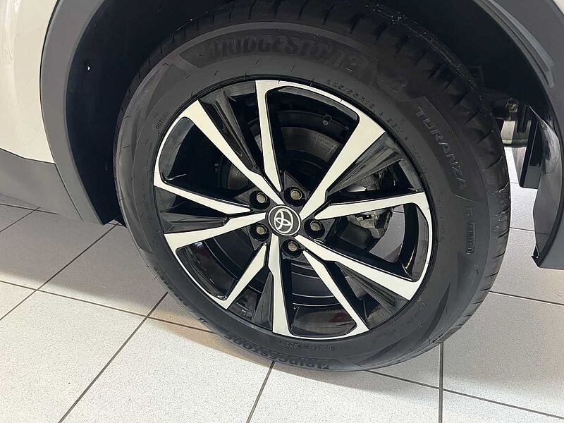 Toyota C-HR Plug - in Hybrid Teamplayer